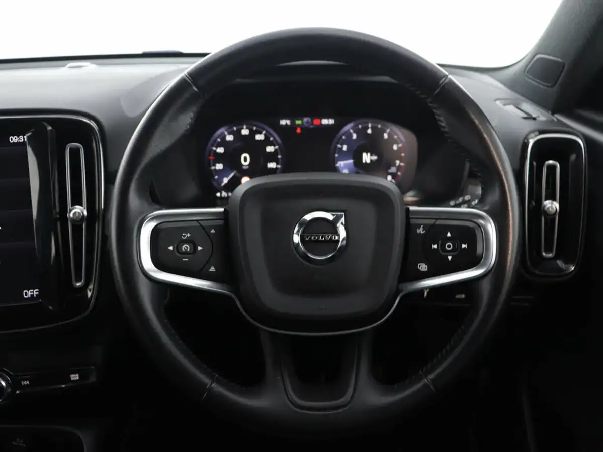 2020-volvo-xc40-15-t3-momentum-big-13