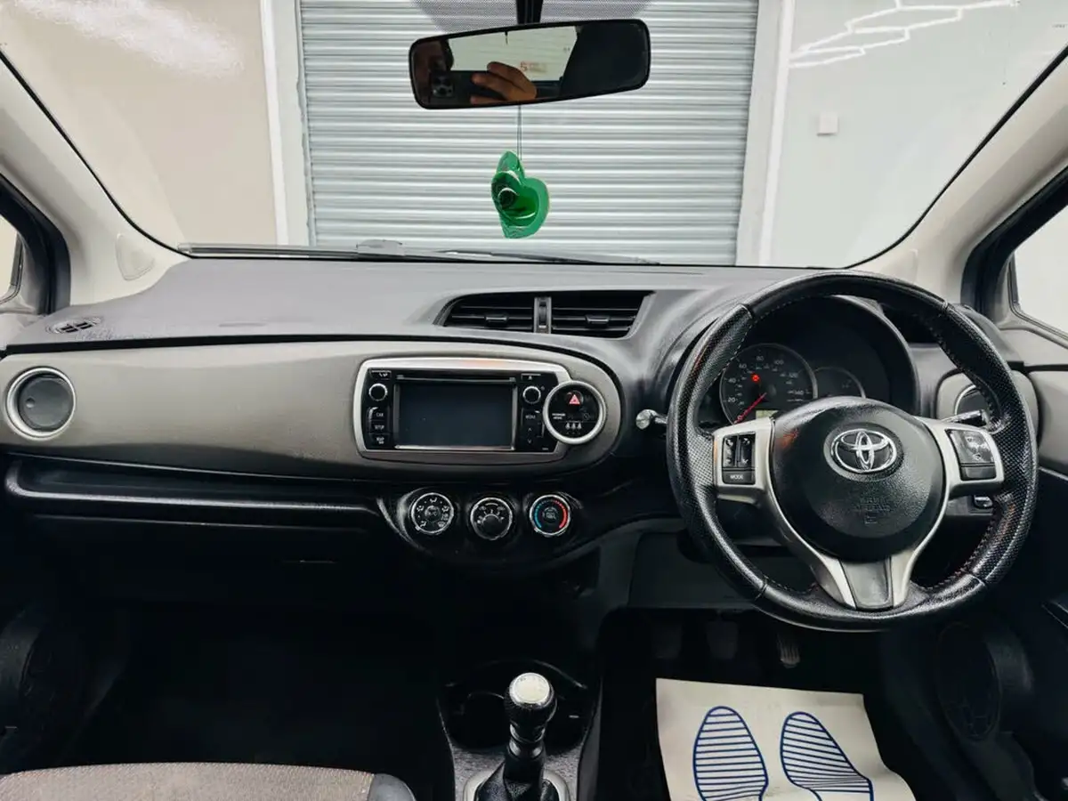 2013-toyota-yaris-133-sr-vvt-i-5d-big-12