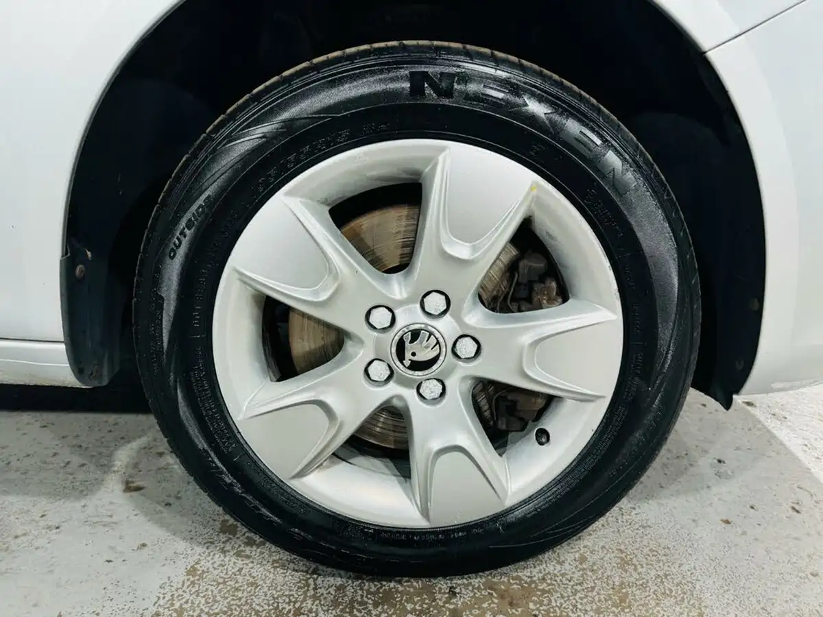 2014-skoda-roomster-12-se-105ps-1197cc-dsg-big-18