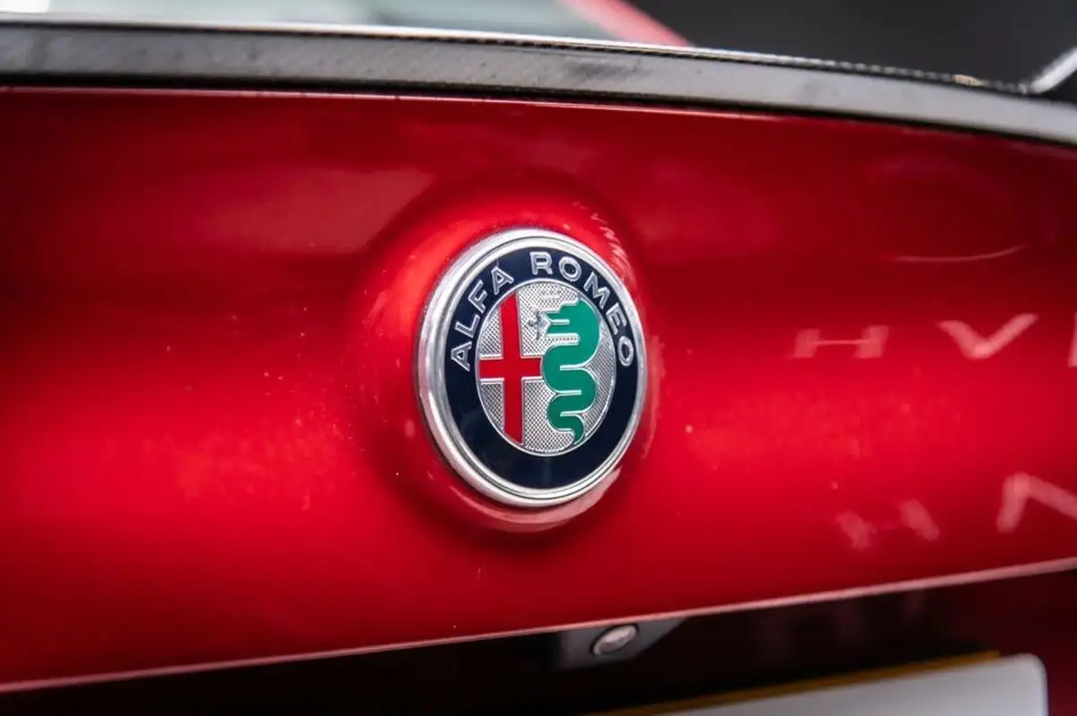 2017-alfa-romeo-giulia-29-biturbo-quadrifoglio-big-22