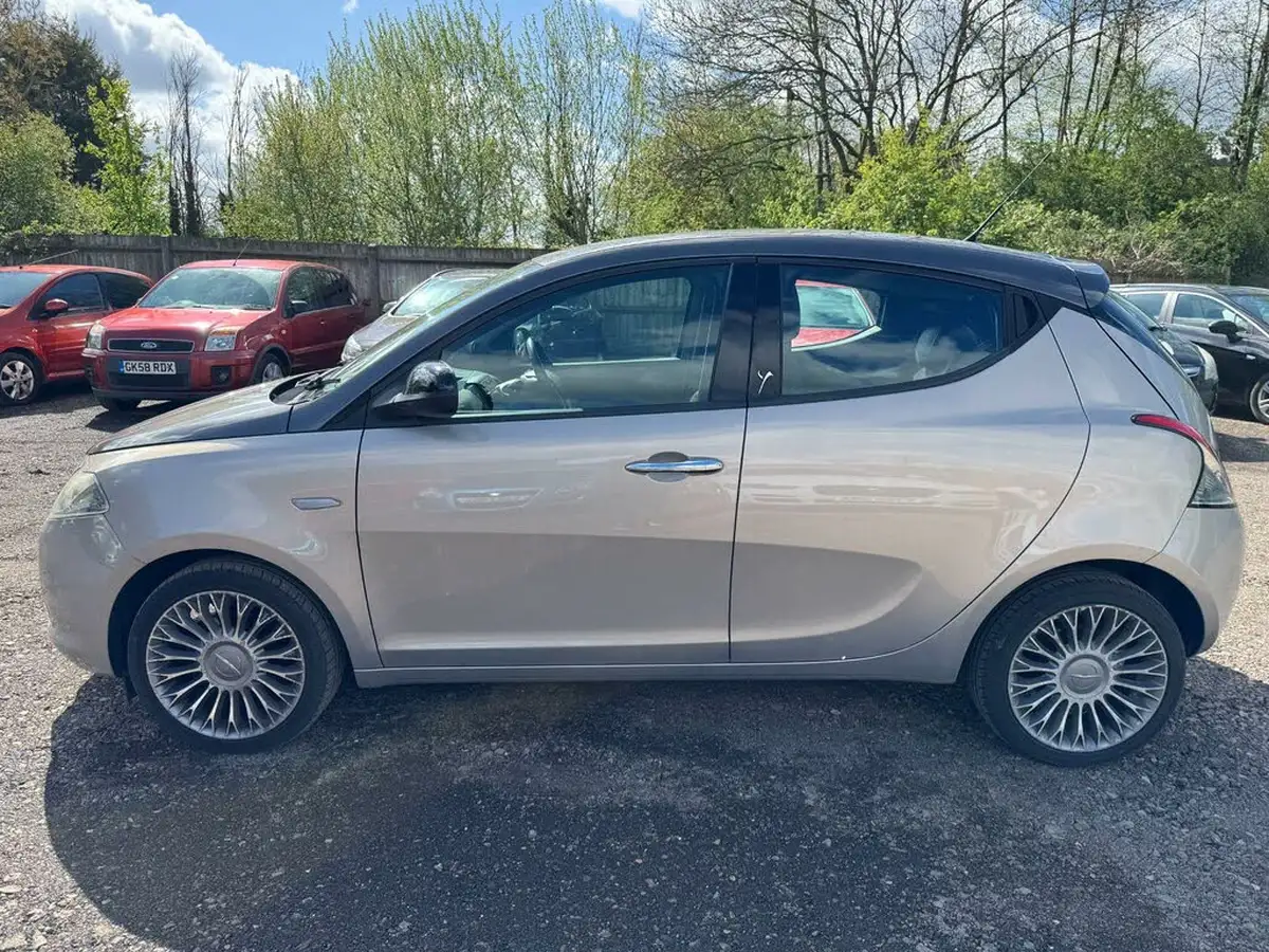 2012-chrysler-ypsilon-12-limited-big-4