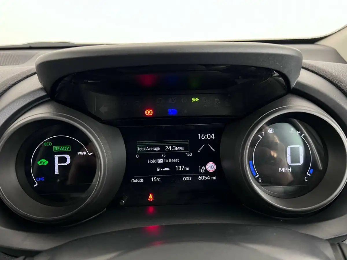 2023-toyota-yaris-15-vvt-i-design-big-17