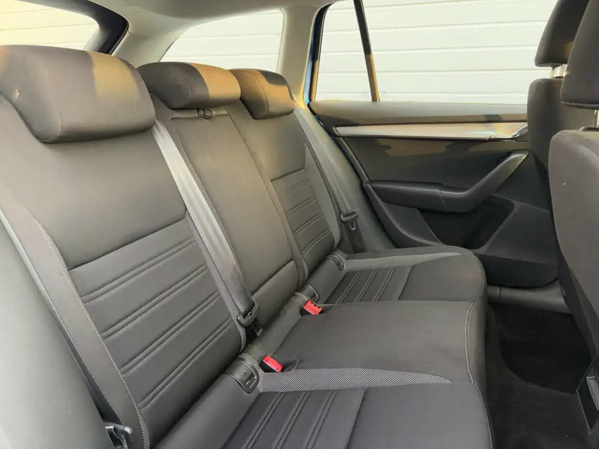 2019-skoda-octavia-16tdi-se-technology-estate-big-21