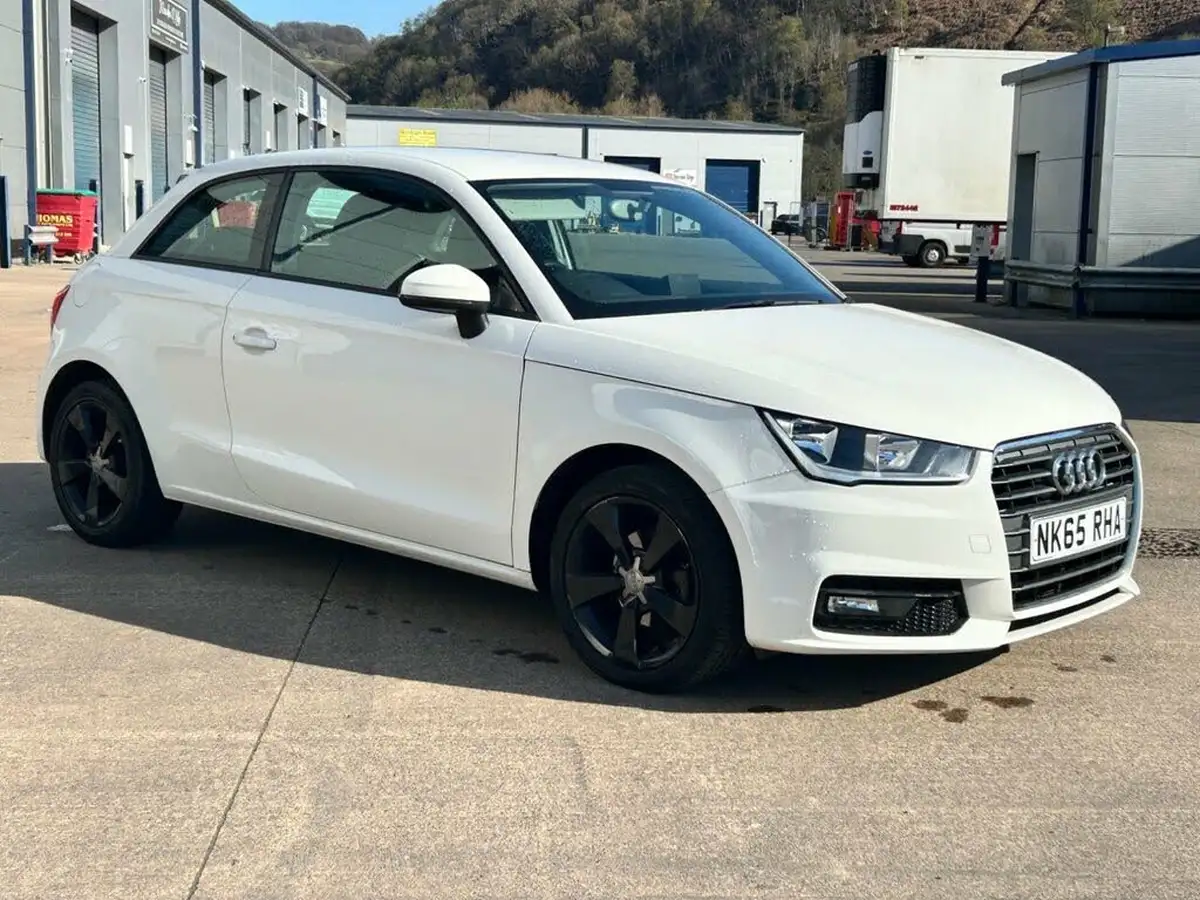2015-audi-a1-10-sport-hatchback-3d-big-3