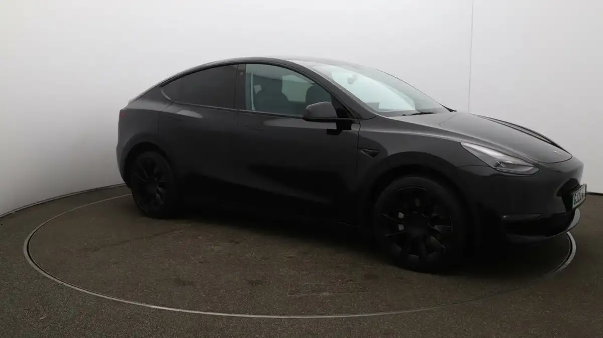 2022-tesla-model-y-e-long-range-big-35