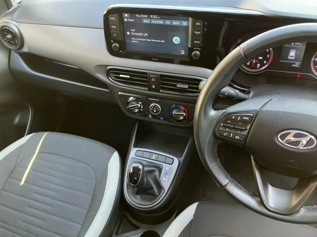 2022-hyundai-i10-12-se-connect-auto-big-16