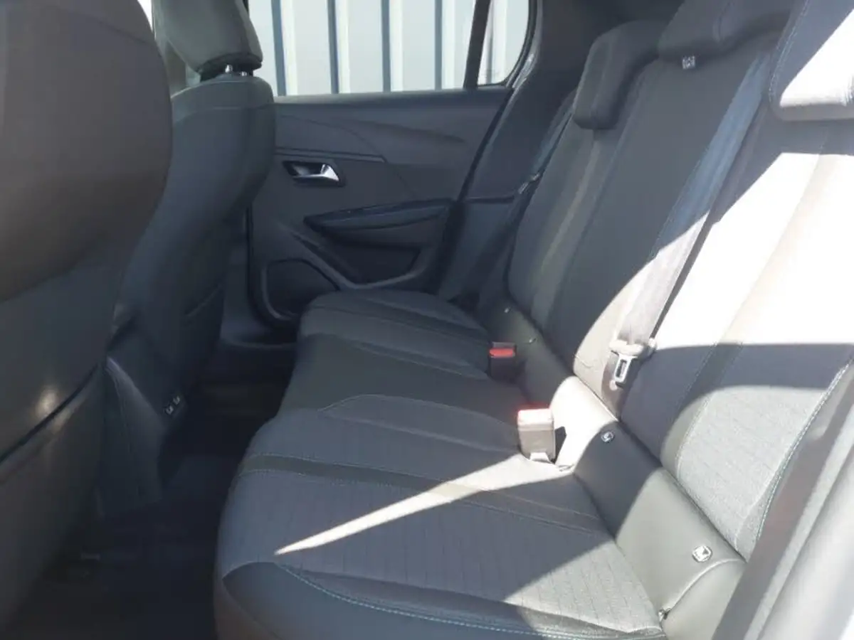 2023-peugeot-208-12-puretech-allure-premium-100ps-big-5