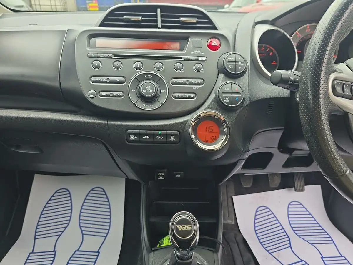 2013-honda-jazz-14-si-big-23