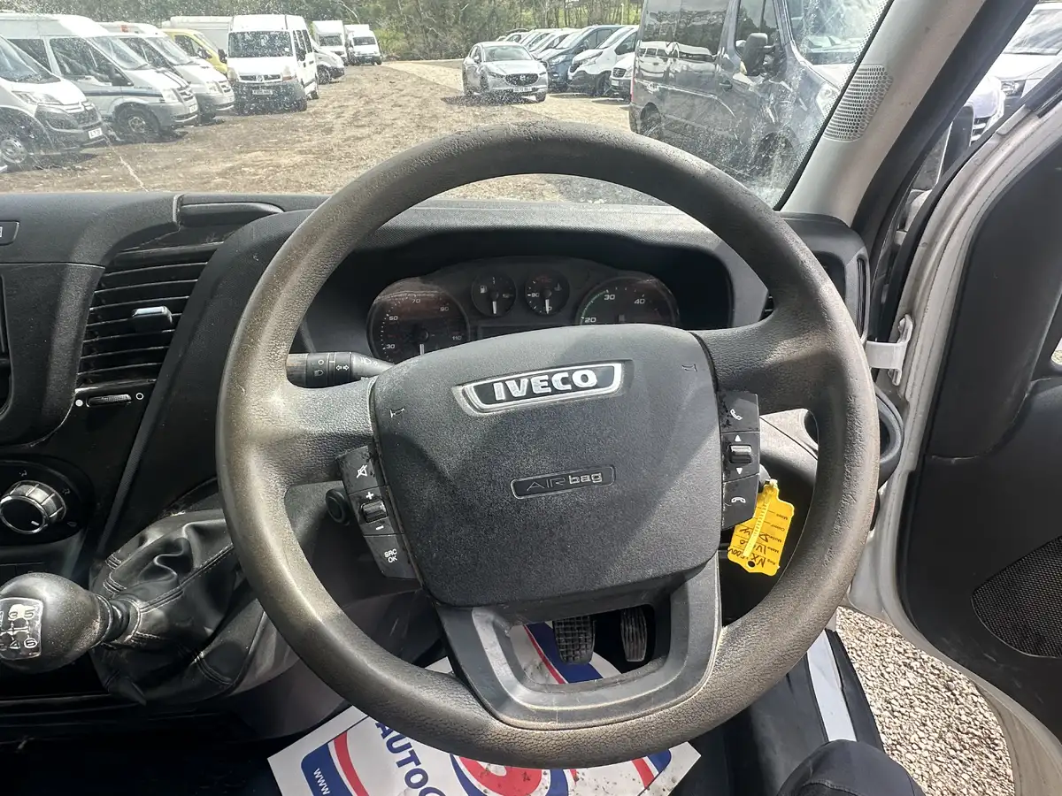 2015-iveco-daily-s-class-23td-35s13v-3000-h1-panel-big-15