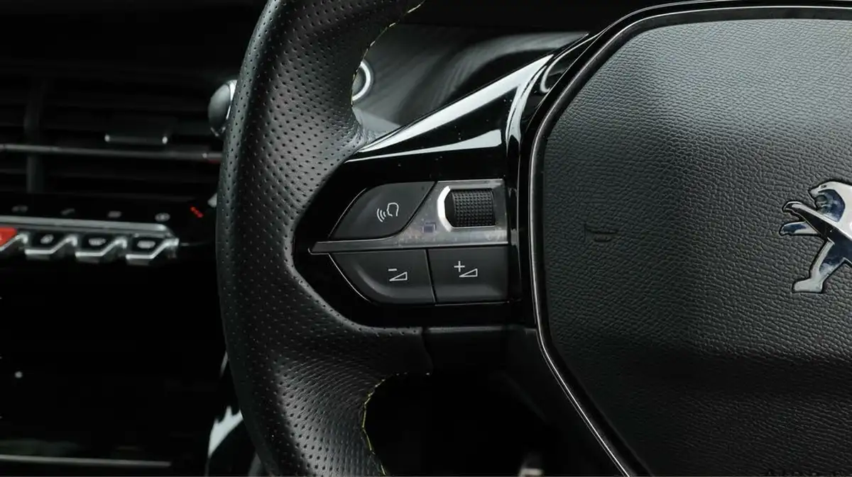 2023-peugeot-2008-suv-e-gt-136bhp-50kwh-station-wagon-big-5