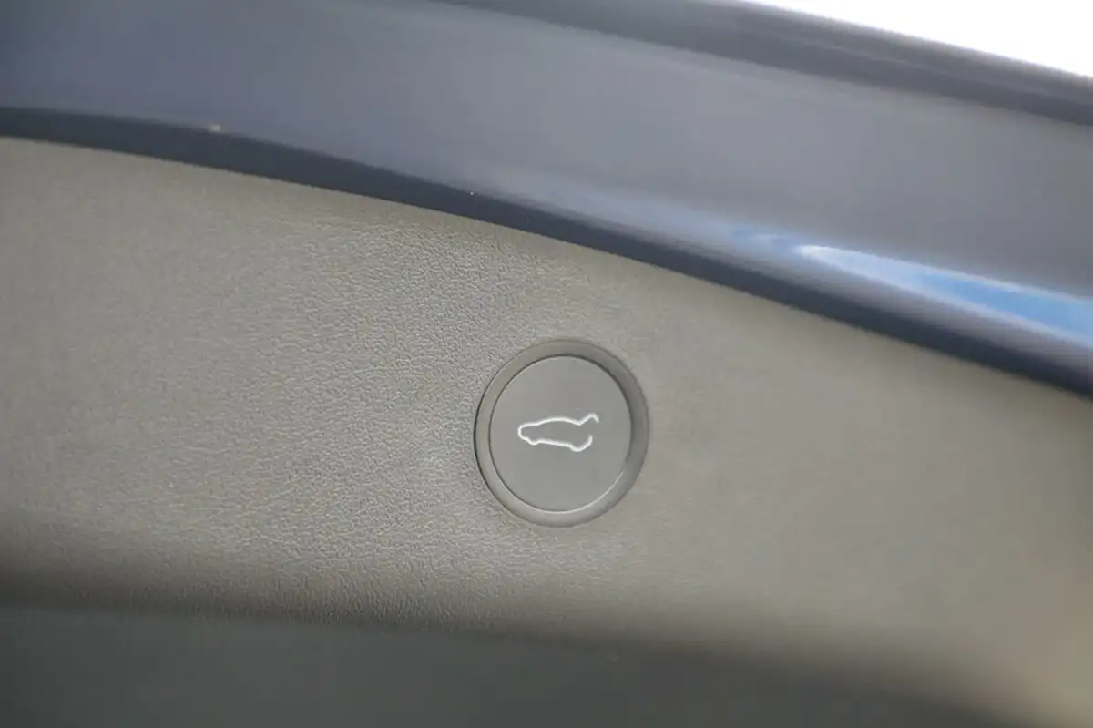 2020-tesla-model-3-e-long-range-big-23