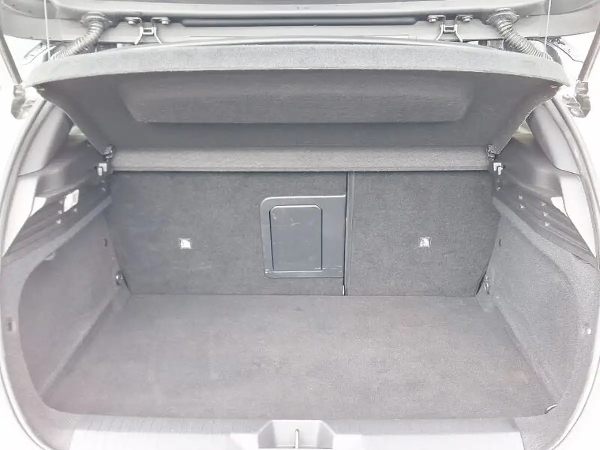 2023-vauxhall-astra-16-gse-180ps-hatchback-big-7