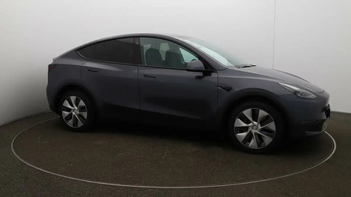 2022-tesla-model-y-e-long-range-big-37
