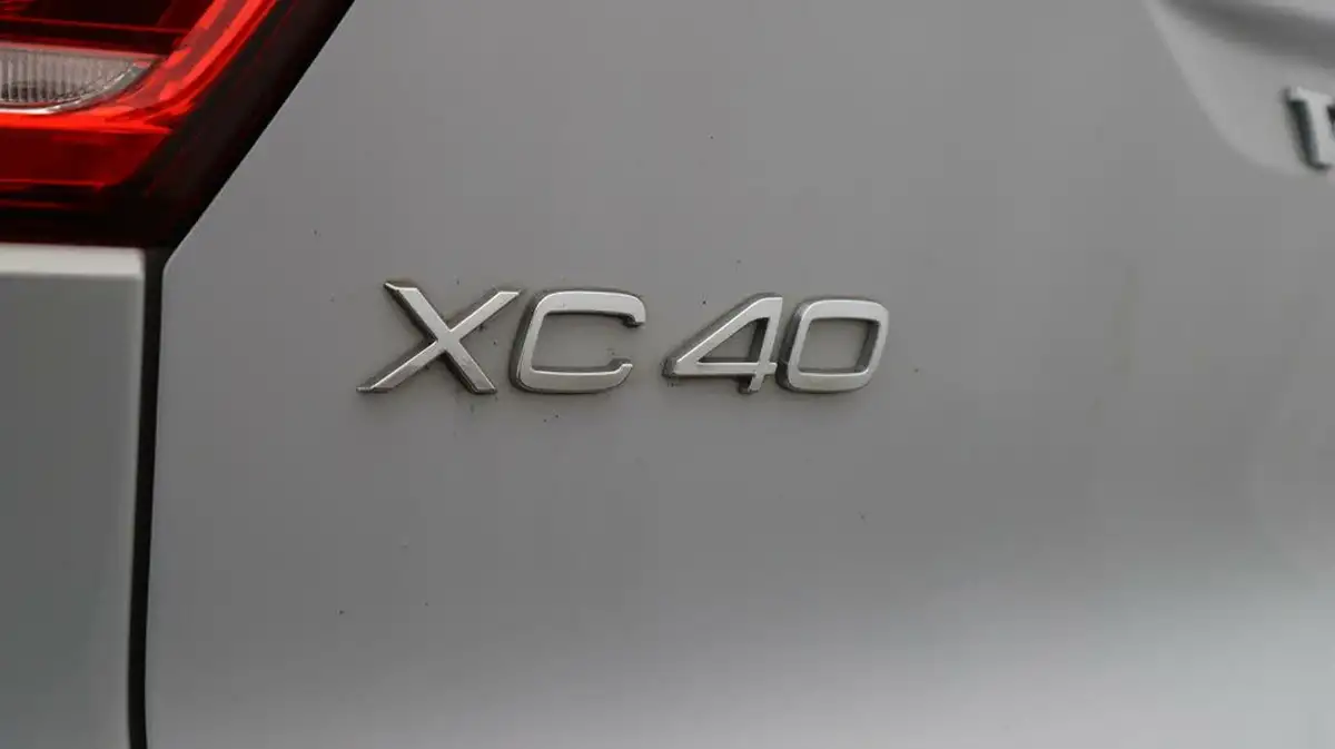 2020-volvo-xc40-20-b4-r-design-awd-big-21