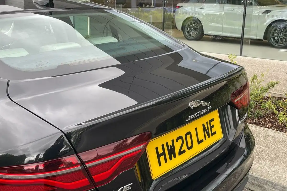2020-jaguar-xe-20i-s-big-21