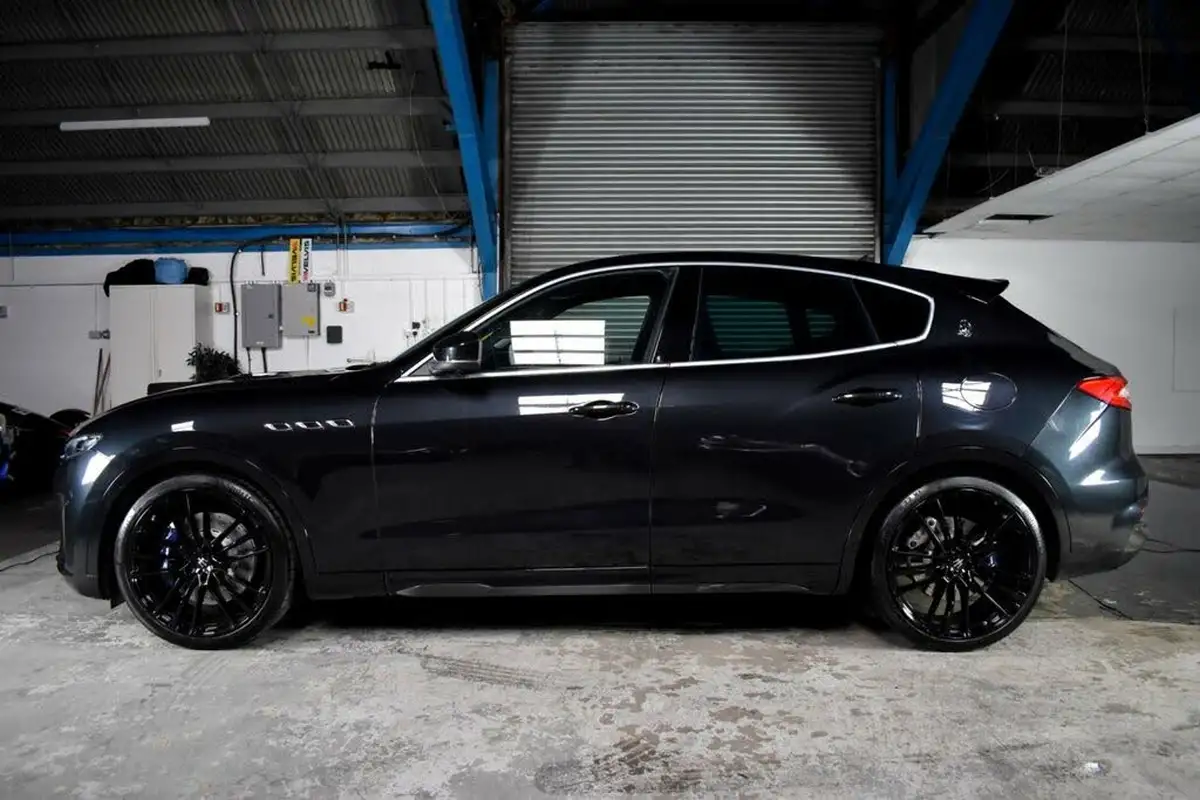2020-maserati-levante-38-trofeo-big-11