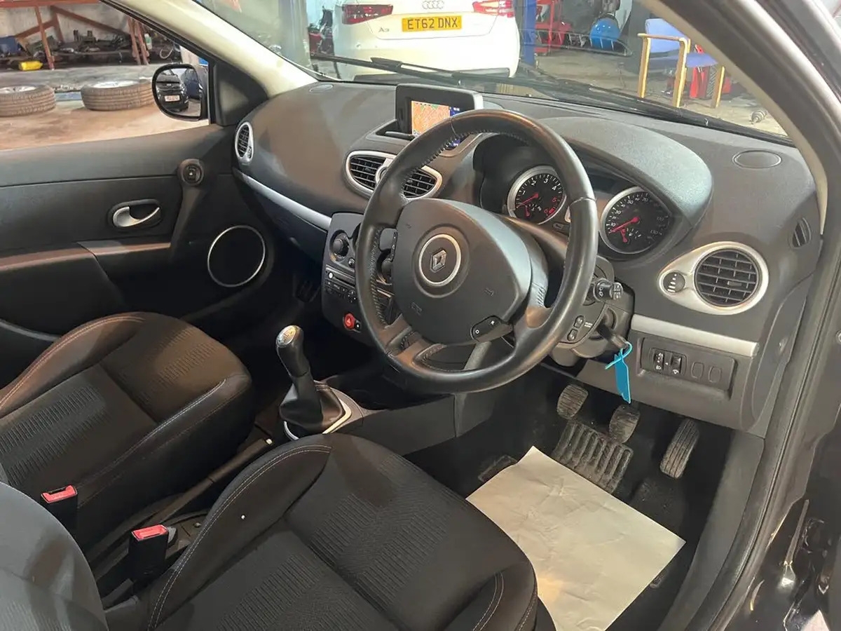 2010-renault-clio-15td-dynamique-tom-tom-88bhp-sport-tourer-5d-big-8