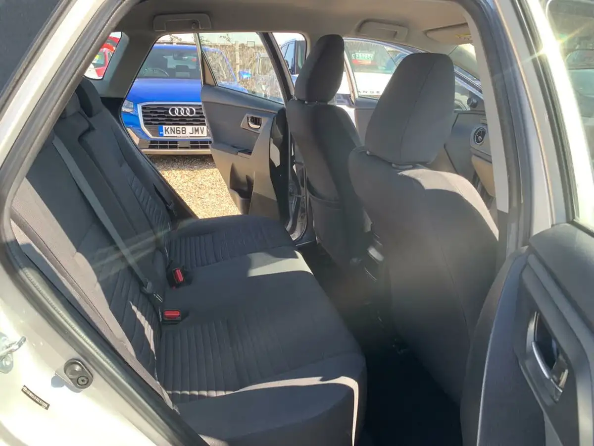 2016-toyota-auris-12-business-edition-hatchback-big-37