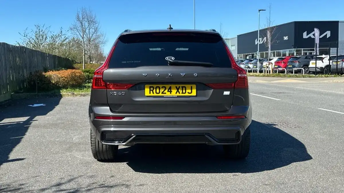 2024-volvo-xc60-20-t8-ultimate-dark-big-12
