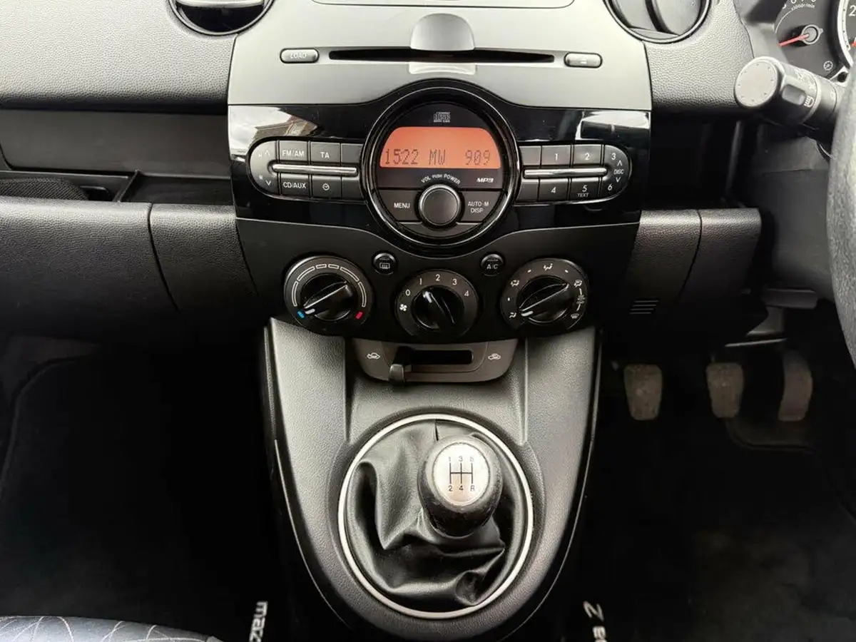 2011-mazda-mazda2-13-tamura-5d-big-12