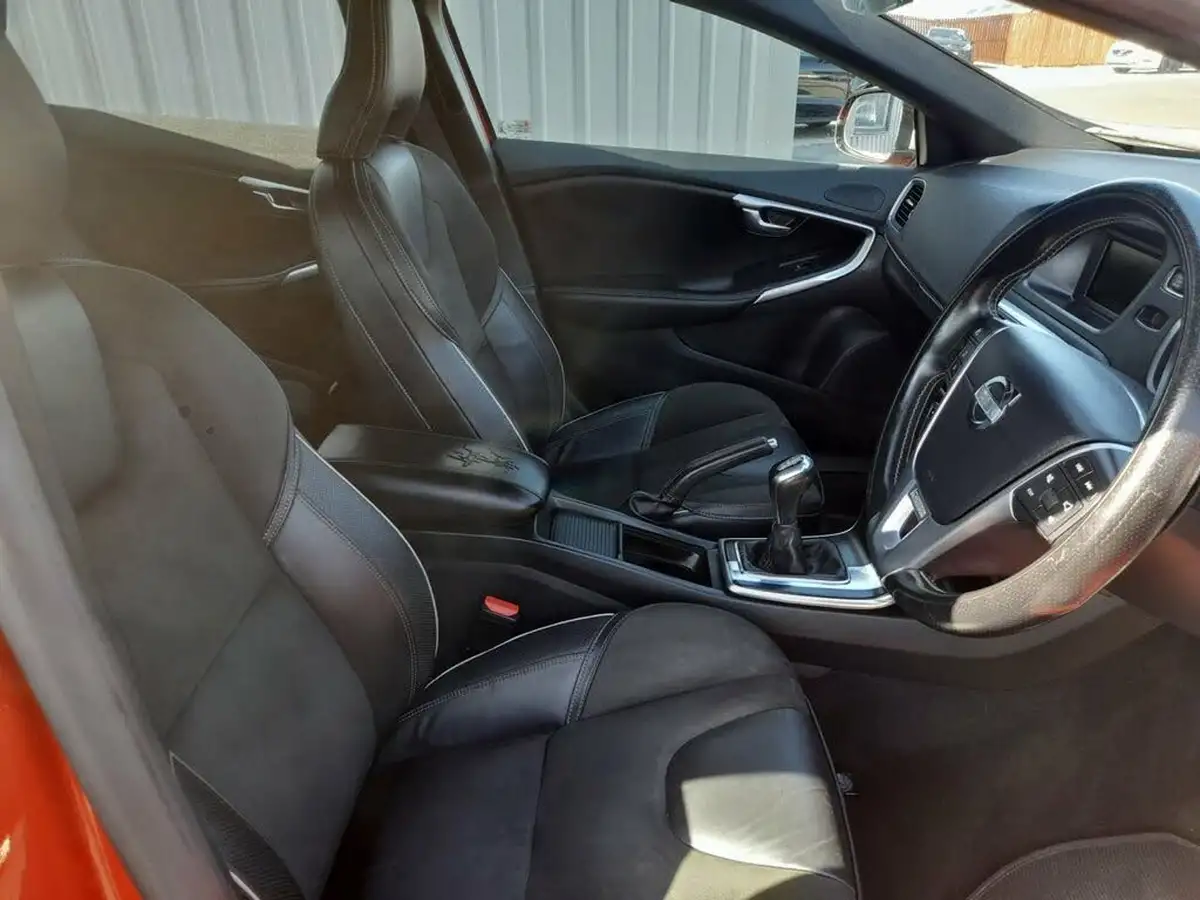 2014-volvo-v40-16td-d2-r-design-big-9