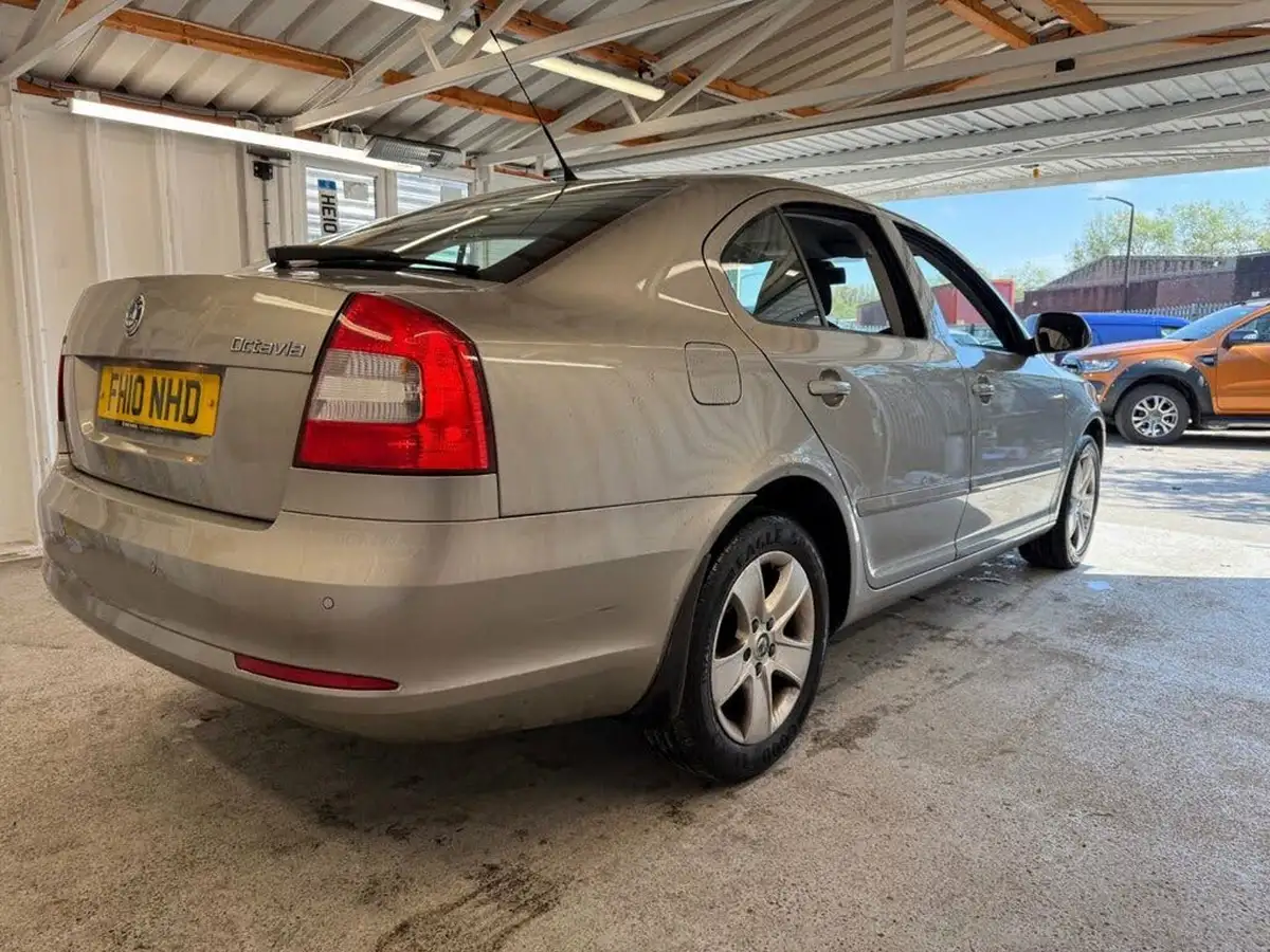2010-skoda-octavia-20td-elegance-142ps-hatchback-dsg-big-3