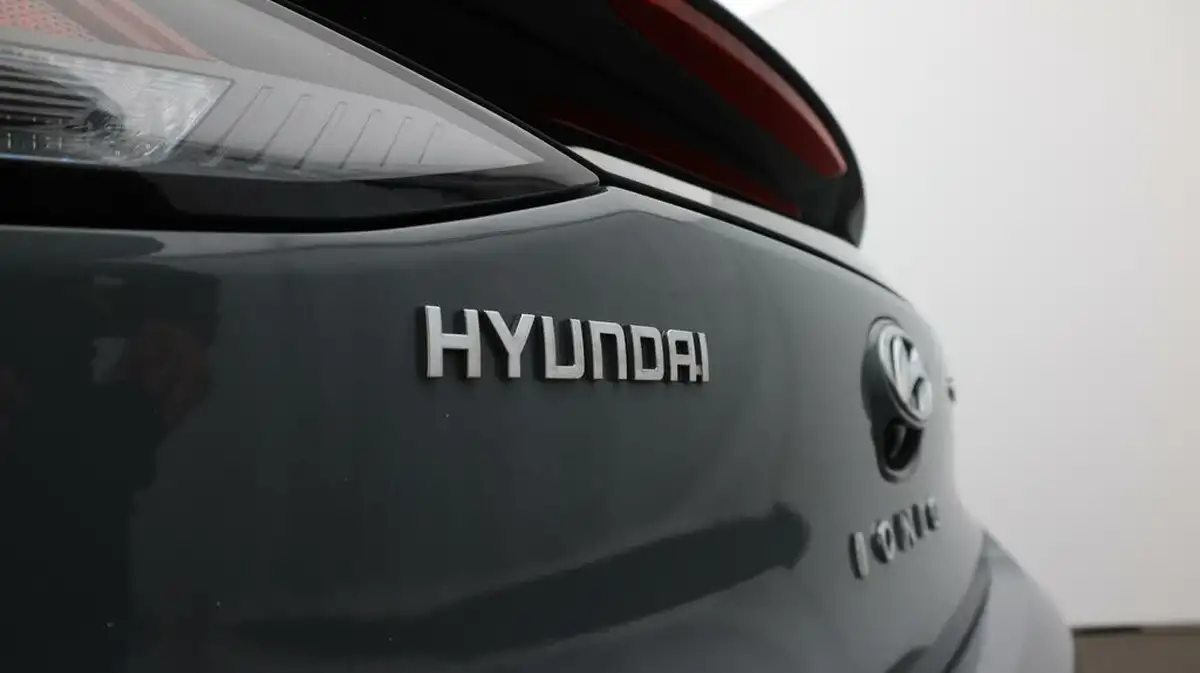 2022-hyundai-ioniq-e-premium-se-electric-big-21