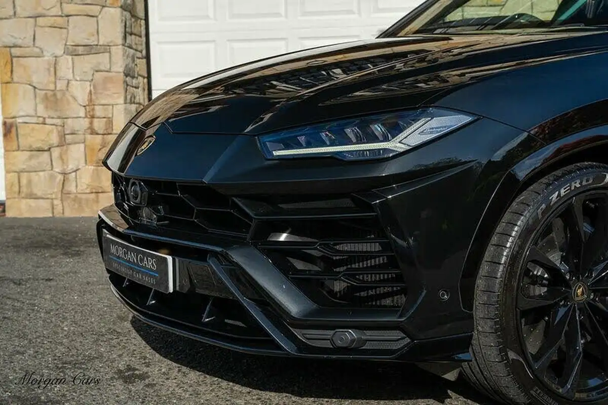 2021-lamborghini-urus-40-no-trim-big-30