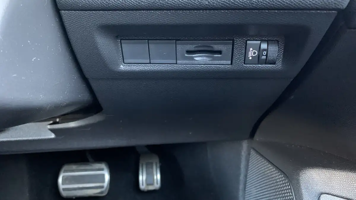 2022-peugeot-308-12-puretech-allure-premium-eat8-big-33