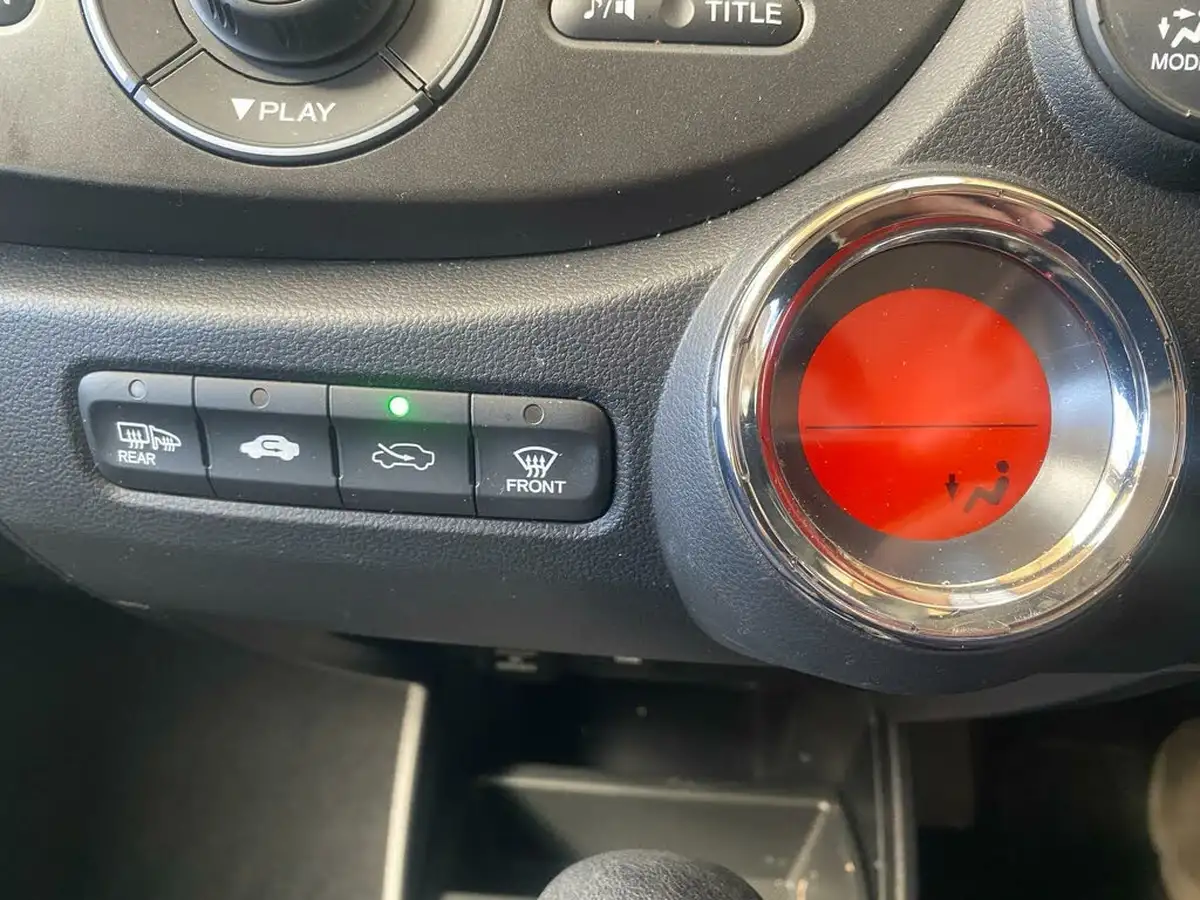 2012-honda-jazz-14-es-cvt-big-18