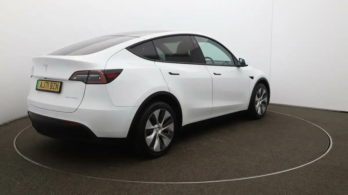 2022-tesla-model-y-e-long-range-big-45