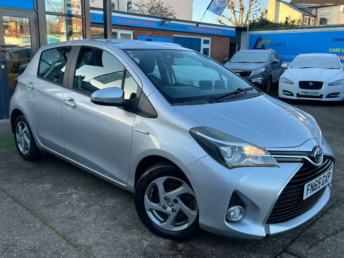 2015-toyota-yaris-15-vvt-i-icon-hybrid-big-43