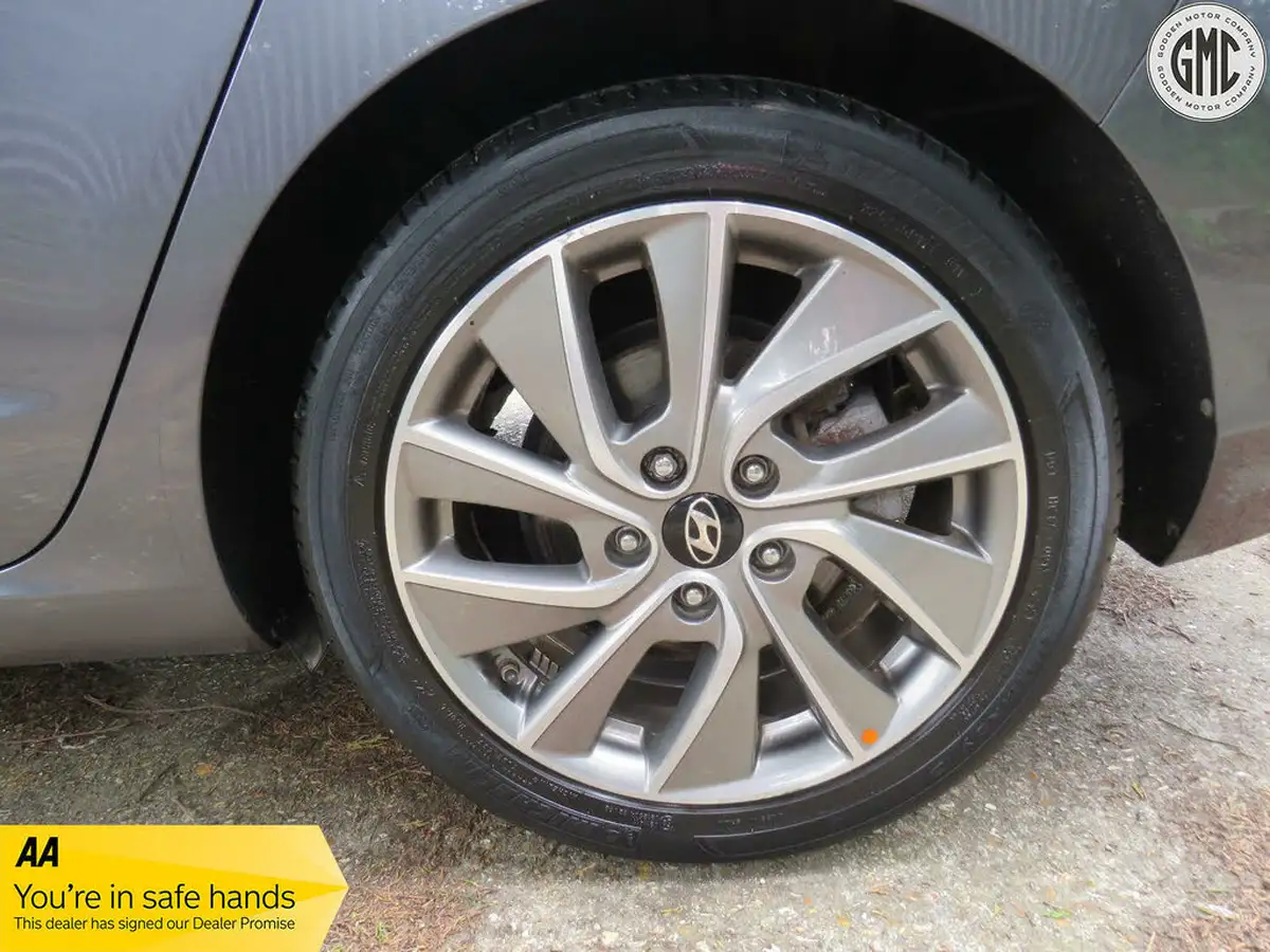 2018-hyundai-i30-14-t-gdi-se-nav-isg-fastback-dct-big-29
