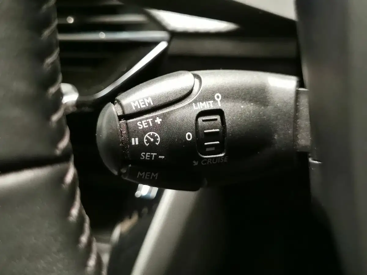 2020-peugeot-208-e-allure-big-14