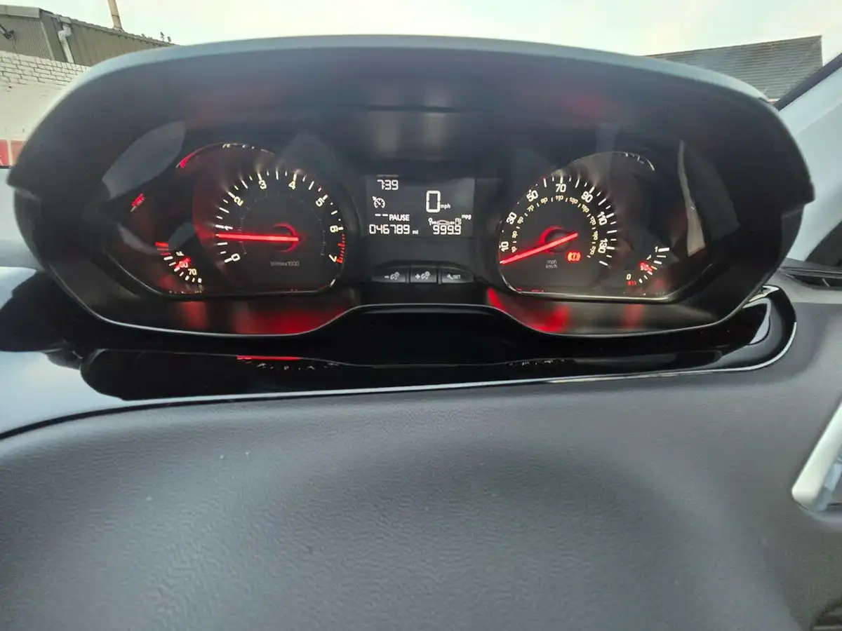 2012-peugeot-208-12-access-5d-big-3