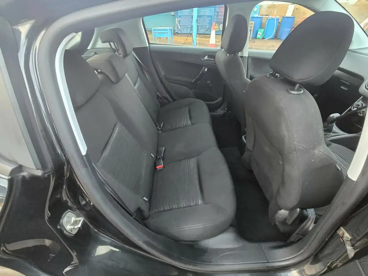 2012-peugeot-208-12-access-5d-big-27