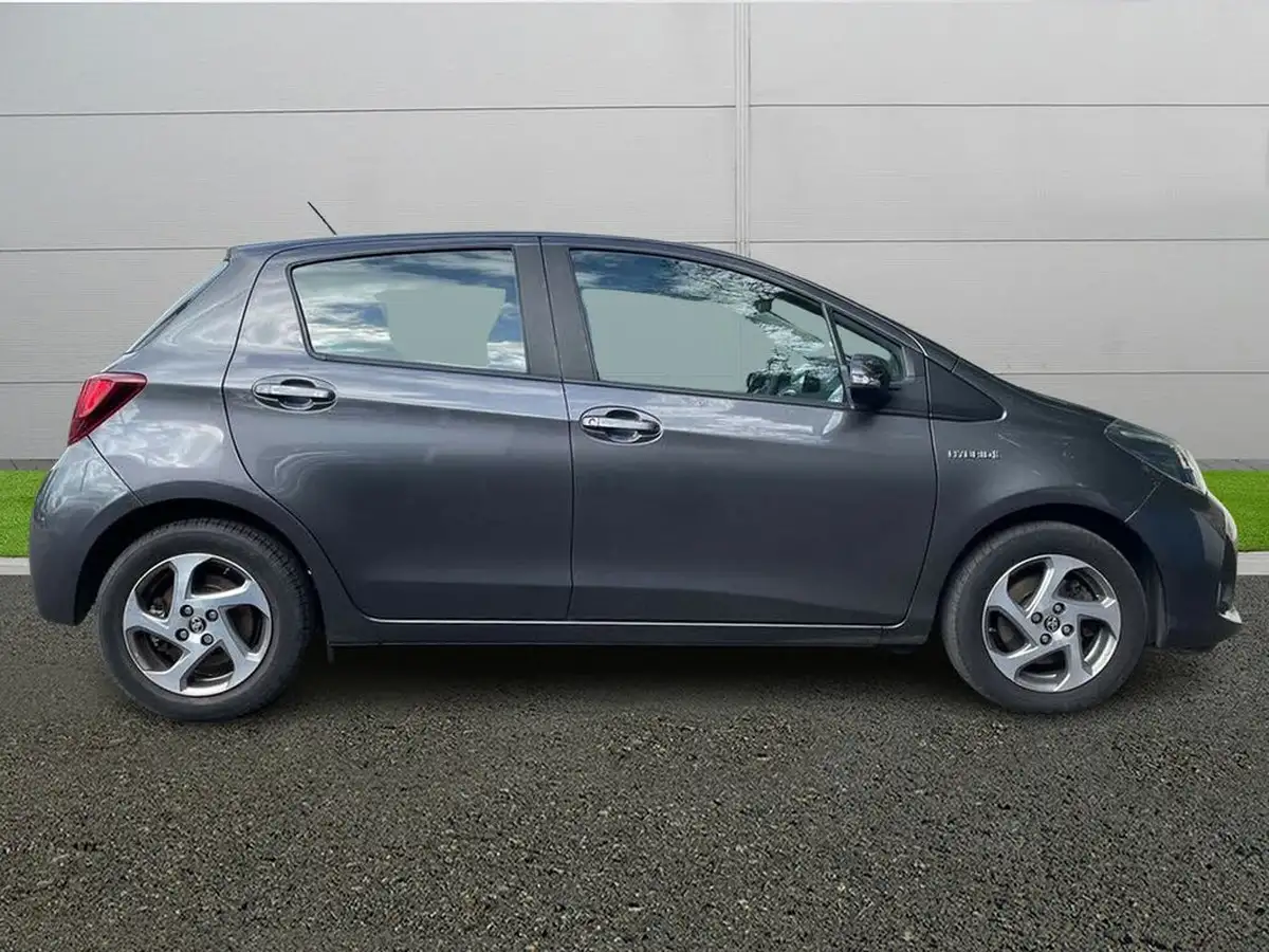 2015-toyota-yaris-15-vvt-i-icon-hybrid-big-7