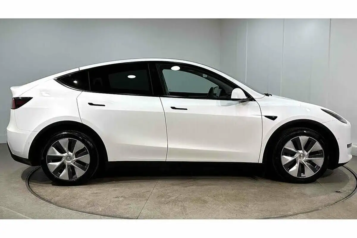 2022-tesla-model-y-e-long-range-big-3