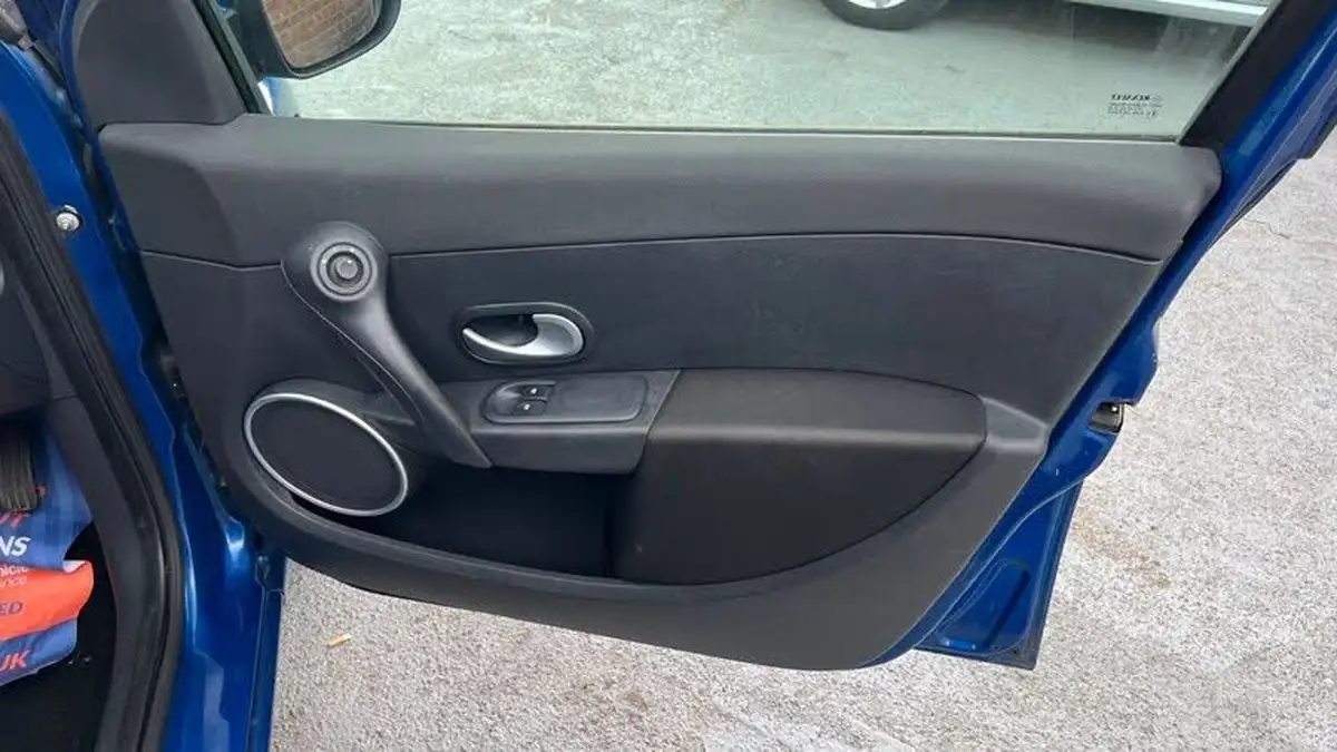 2011-renault-clio-15td-dynamique-tom-tom-15dci-fap-hatchback-5d-big-18