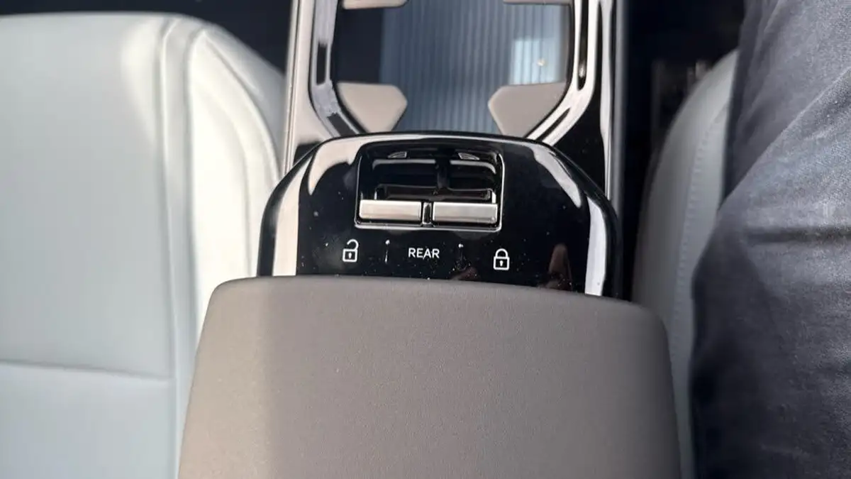 2025-volvo-ex30-e-single-motor-ultra-big-26
