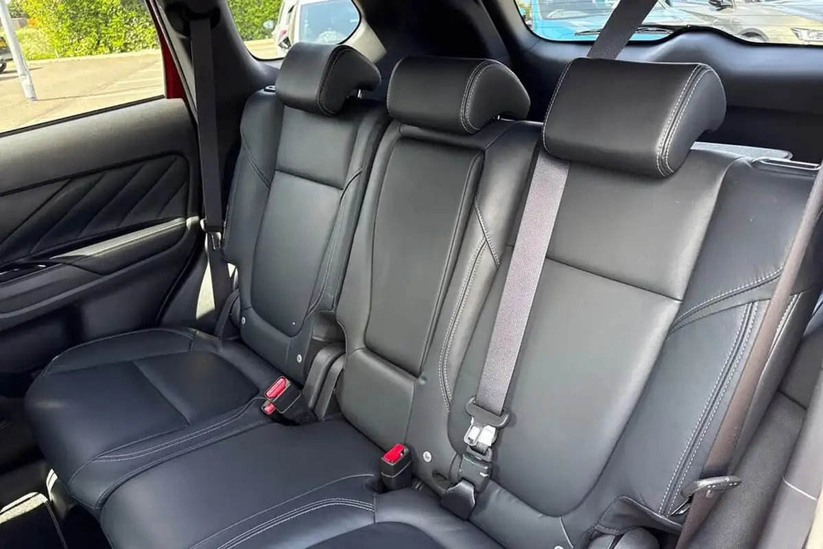 2019-mitsubishi-outlander-24-dynamic-safety-phev-big-18