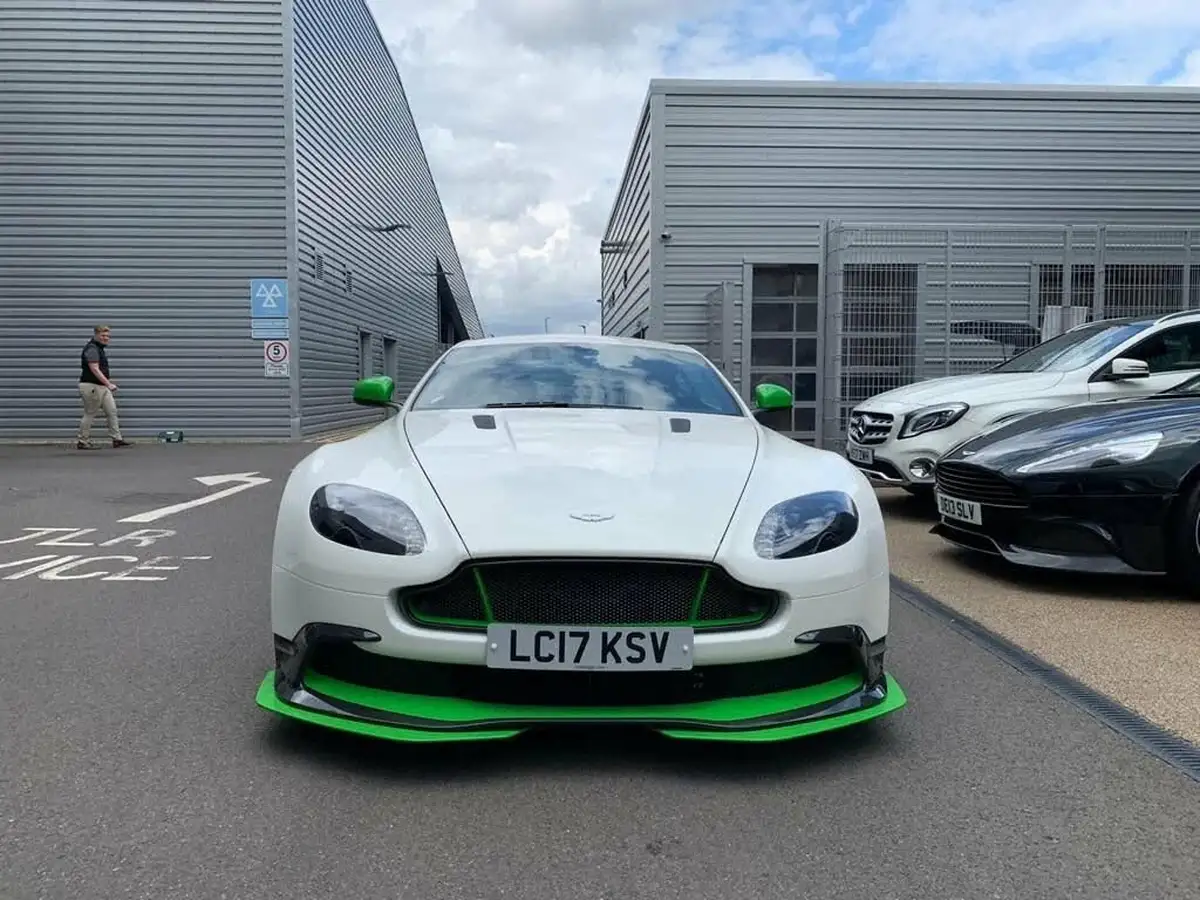 2017-aston-martin-vantage-47-gt8-big-6