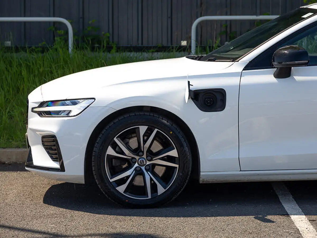 2022-volvo-v60-20-t6-r-design-350bhp-plug-in-hybrid-big-16