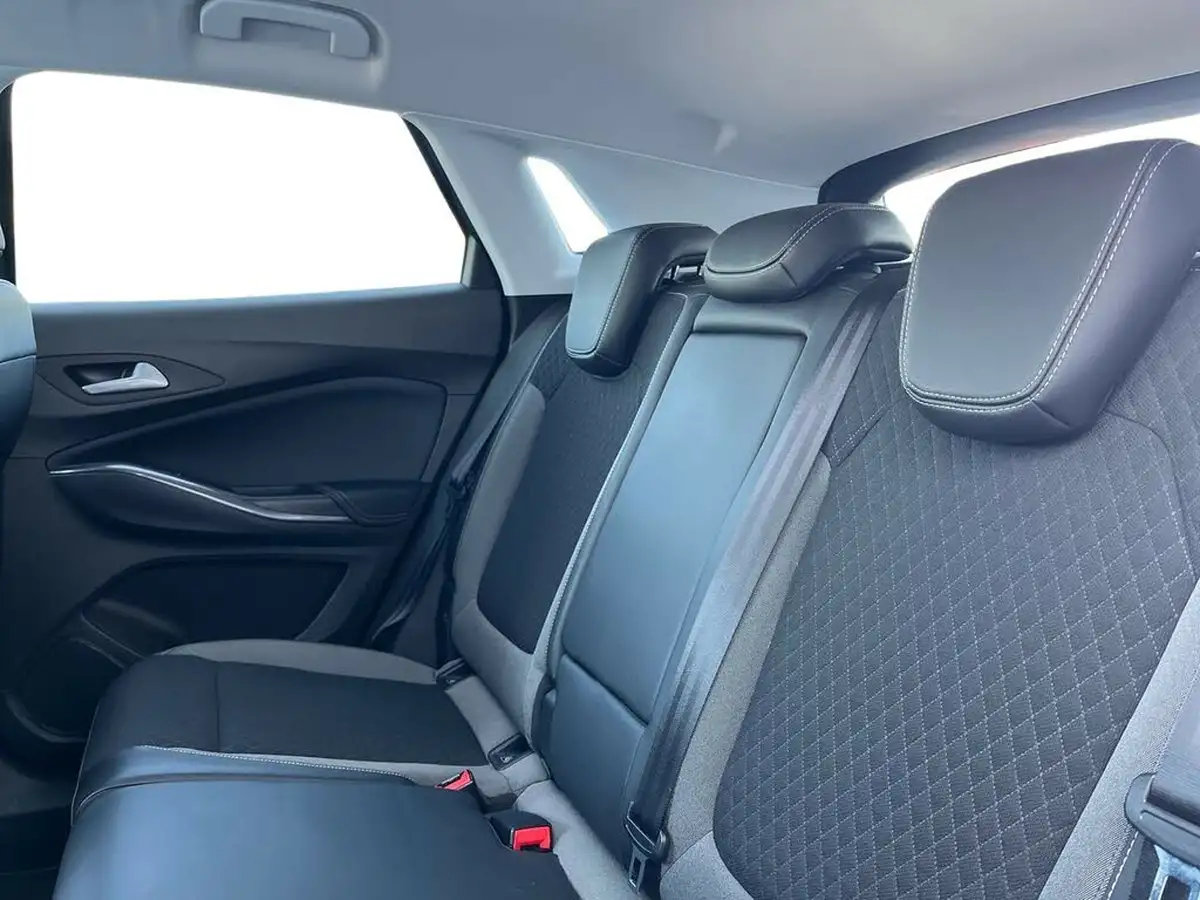 2020-vauxhall-grandland-x-12-sri-nav-big-8
