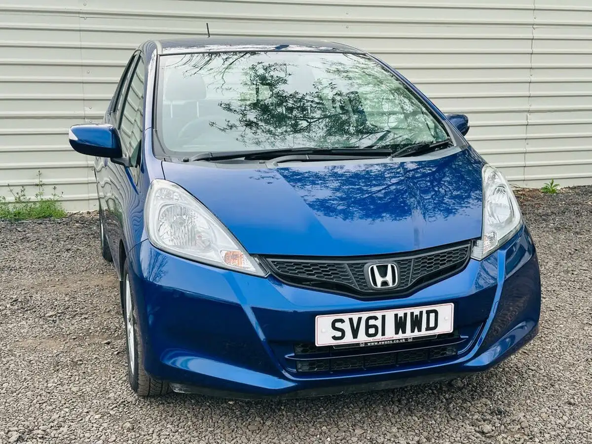 2011-honda-jazz-14-es-big-0