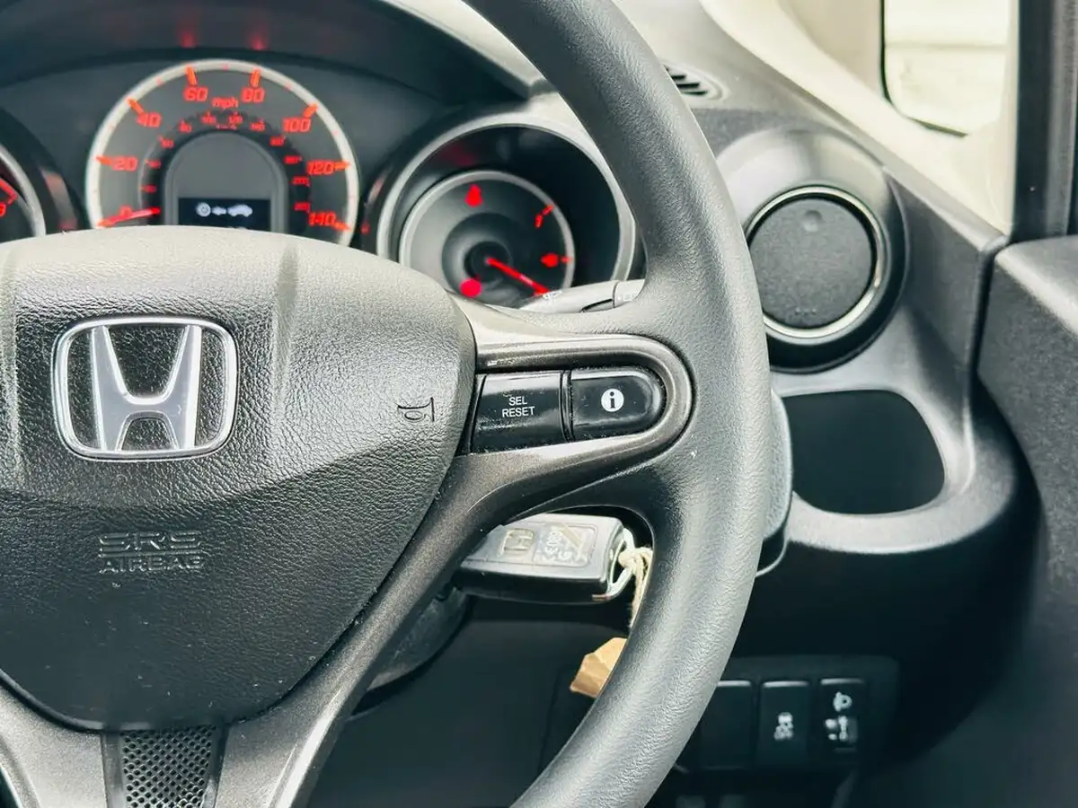 2011-honda-jazz-14-es-big-48