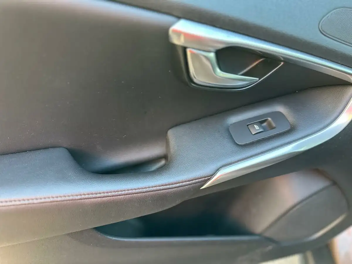 2014-volvo-v40-16td-d2-cross-country-lux-powershift-big-22