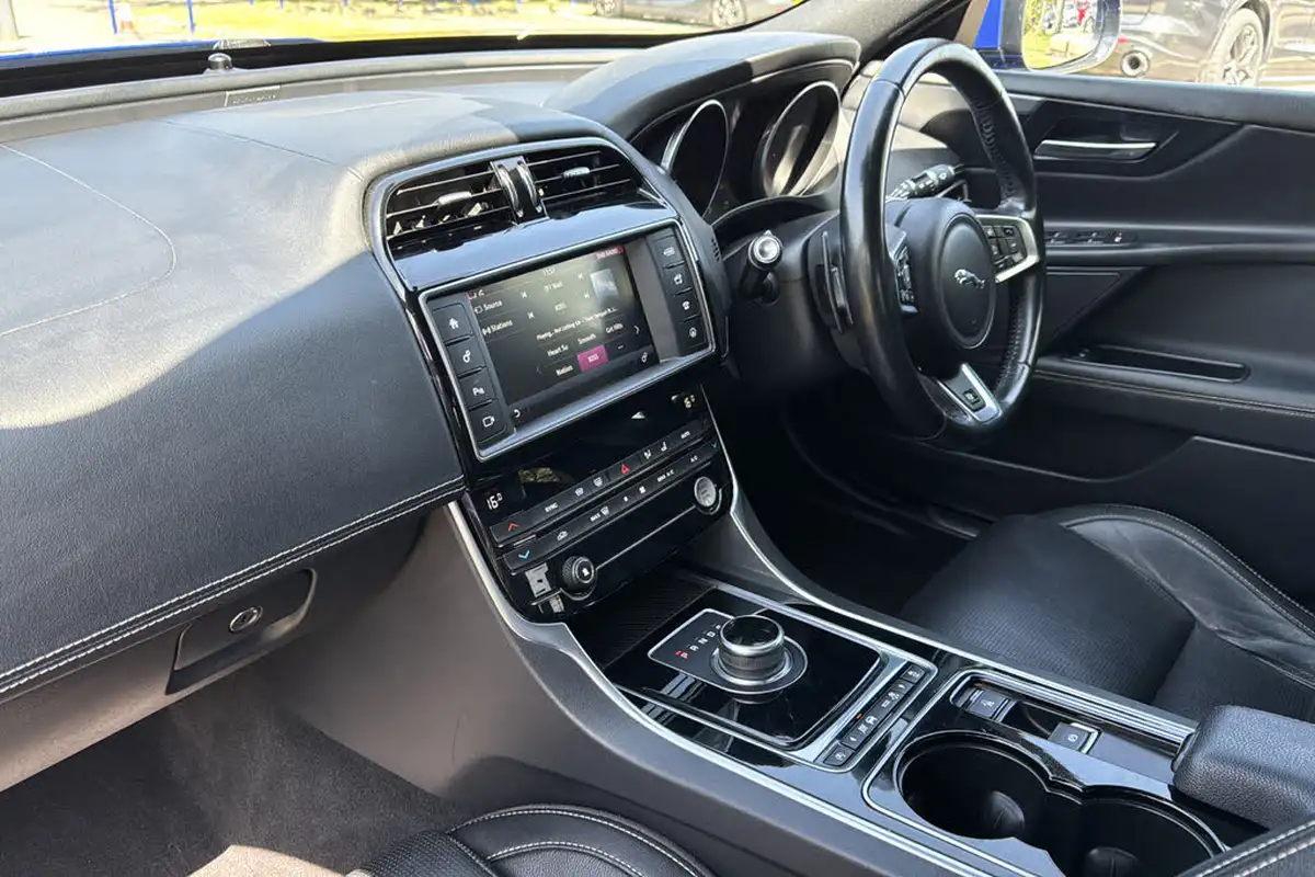 2017-jaguar-xe-20d-r-sport-180ps-1999cc-auto-big-9