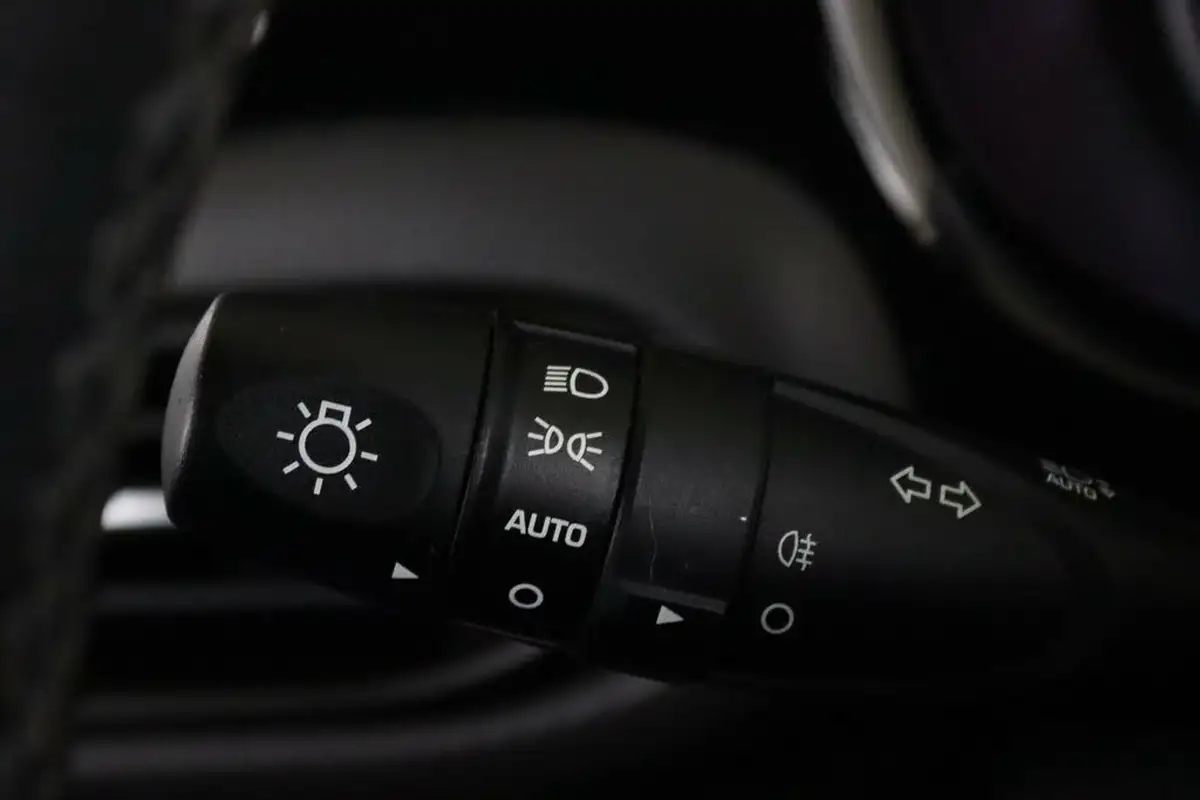 2021-hyundai-i10-12-se-connect-big-18