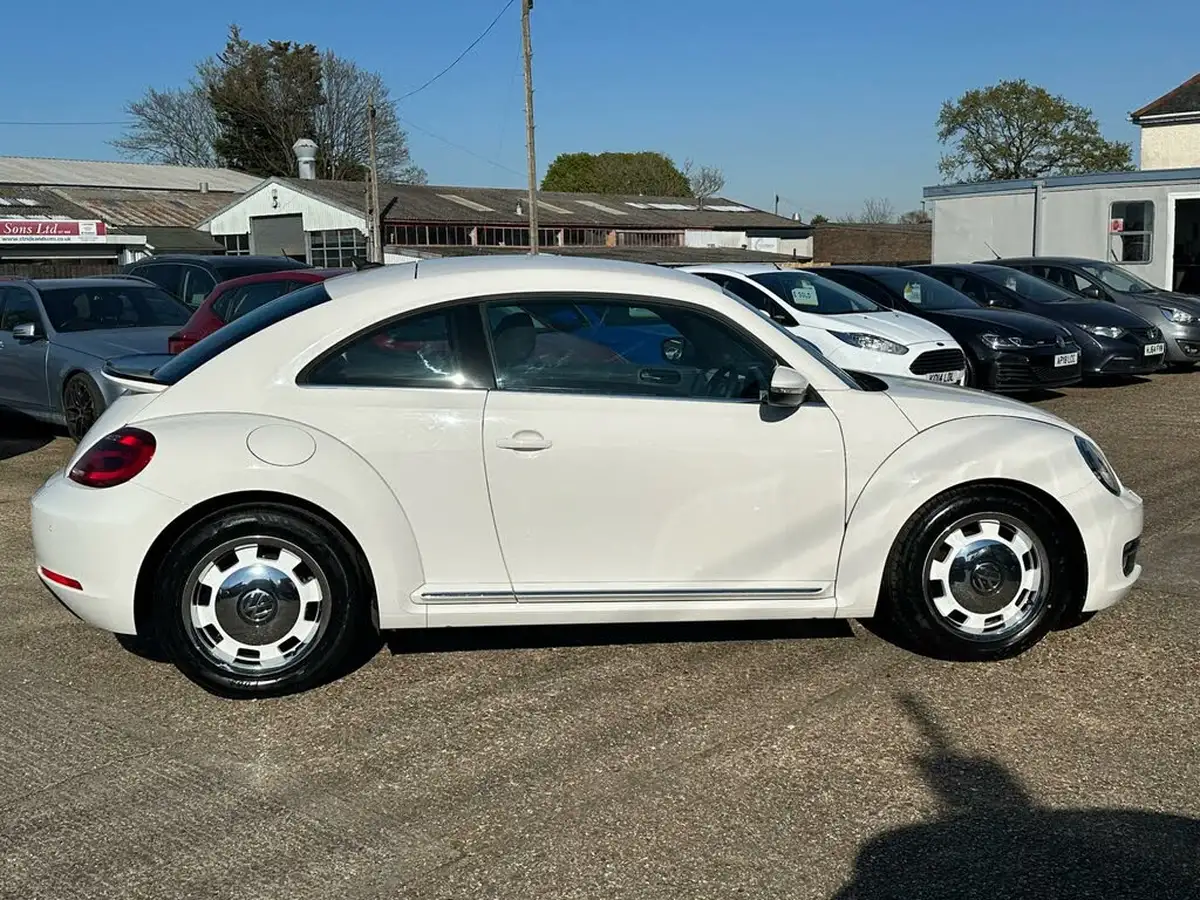 2013-volkswagen-beetle-20tdi-design-hatchback-3d-dsg-big-7